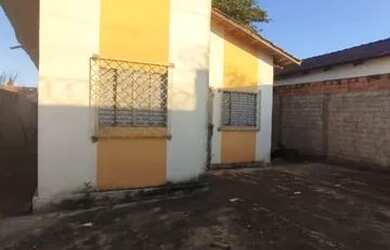 Imagem: A casa possui 2 Dormitórios, 1 Banheiro, 2 Vagas na garagem