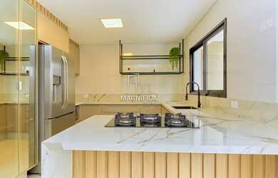 Imagem: A casa possui 4 Dormitórios, 4 Banheiros, 2 Vagas na garagem