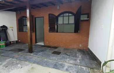 Imagem: A casa possui 2 Dormitórios, 1 Banheiro, 3 Vagas na garagem