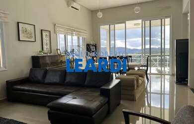 Imagem: A casa em condomínio possui 4 Dormitórios, 5 Banheiros, 2