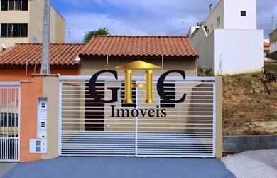 Imagem: A casa possui 2 Dormitórios, 2 Banheiros, 2 Vagas na garagem