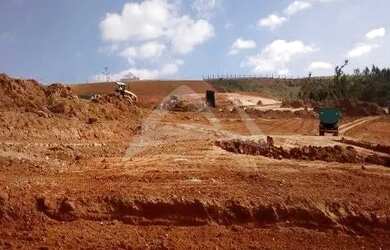Imagem: O terreno à venda possui e está localizado em Loteamento