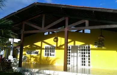 Imagem: A casa possui 4 Dormitórios, 4 Banheiros, 5 Vagas na garagem