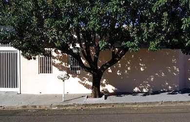 Imagem: A casa possui 3 Dormitórios, 2 Banheiros, 1 Vaga na garagem