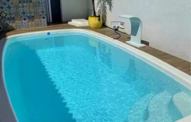 Imagem: A casa possui 3 Dormitórios, Acomodam 10 pessoas e está localizado