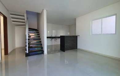 Imagem: A casa possui 4 Dormitórios, 3 Banheiros, 2 Vagas na garagem