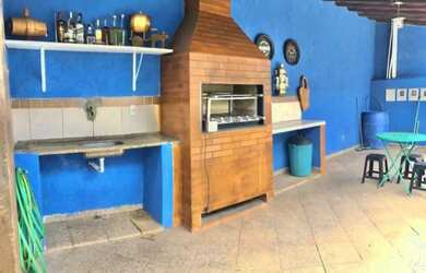 Imagem: A casa possui 4 Dormitórios, Acomodam 8 pessoas e 2 Vagas na