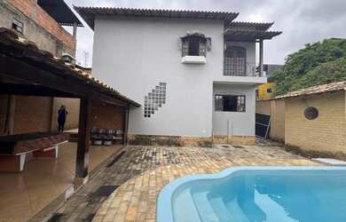 Imagem: A casa possui 3 Dormitórios, 3 Banheiros, 2 Vagas na garagem