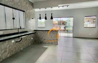 Imagem: A casa possui 3 Dormitórios, 2 Banheiros, 2 Vagas na garagem