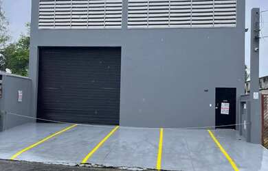 Imagem: O depósito possui 2 Vagas na garagem, 288m² de Área e está