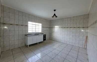 Imagem: A casa possui 3 Dormitórios, 1 Banheiro, 3 Vagas na garagem