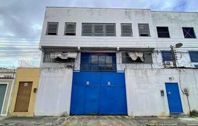 Imagem: O depósito possui 3 Vagas na garagem, 411m² de Área e está