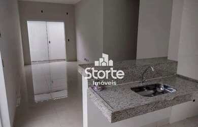 Imagem: A casa possui 3 Dormitórios, 2 Banheiros, 2 Vagas na garagem