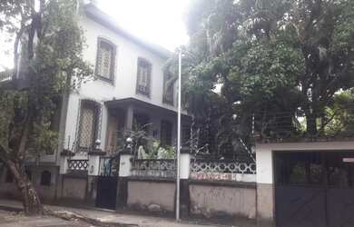 Imagem: A casa possui 4 Dormitórios e está localizado em Centro