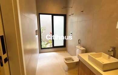 Imagem 8: Casa térrea elegante com 3 suítes, piscina e varanda gourmet em condomínio