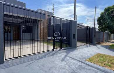 Imagem: A casa possui 3 Dormitórios, 1 Banheiro, 2 Vagas na garagem