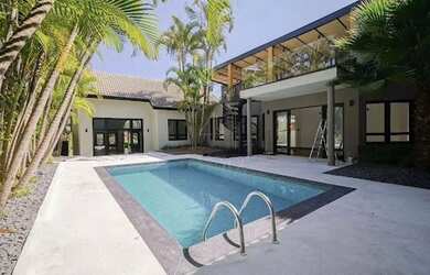 Imagem: A casa em condomínio possui 5 Dormitórios, 5 Banheiros, 5