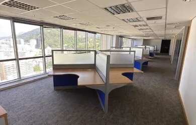 Imagem: O depósito possui 5 Vagas na garagem, 600m² de Área e está