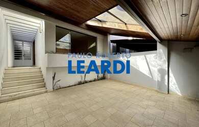 Imagem: A casa possui 3 Dormitórios, 4 Banheiros, 2 Vagas na garagem