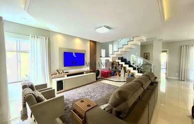 Imagem: A casa possui 3 Dormitórios, 4 Banheiros, 2 Vagas na garagem