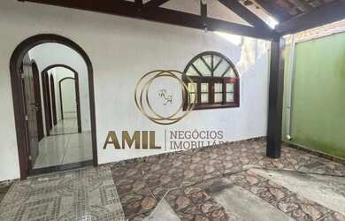 Imagem: A casa possui 3 Dormitórios, 2 Banheiros, 2 Vagas na garagem