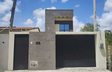 Imagem: A casa possui 3 Dormitórios, 3 Banheiros, 2 Vagas na garagem