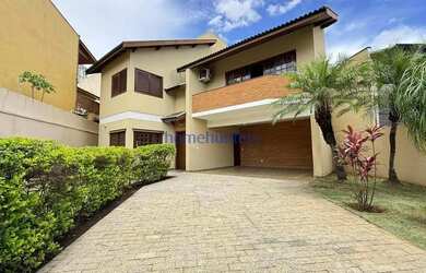 Imagem: A casa possui 3 Dormitórios, 4 Banheiros, 4 Vagas na garagem