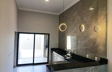 Imagem: A casa possui 2 Dormitórios, 2 Banheiros, 2 Vagas na garagem