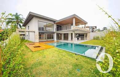 Imagem: A casa em condomínio possui 5 Dormitórios, 5 Banheiros, 5