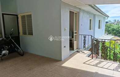 Imagem: A casa possui 2 Dormitórios, 1 Banheiro, 2 Vagas na garagem