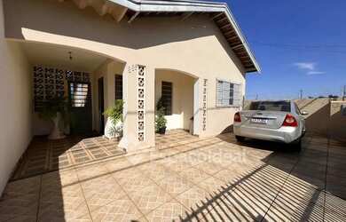 Imagem: A casa possui 3 Dormitórios, 1 Banheiro, 2 Vagas na garagem