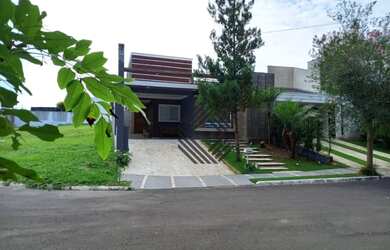 Imagem: A casa em condomínio possui 3 Dormitórios, 1 Banheiro, 4 Vagas