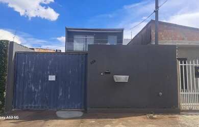 Imagem: A casa possui 2 Dormitórios, 2 Banheiros, 2 Vagas na garagem