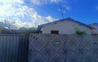 Imagem: A casa possui 2 Dormitórios, 1 Banheiro, 2 Vagas na garagem