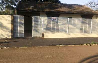 Imagem: A casa possui 3 Dormitórios, 1 Banheiro, 3 Vagas na garagem