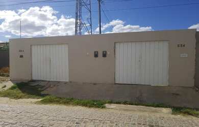 Imagem: A casa possui 3 Dormitórios, 1 Banheiro e 2 Vagas na garagem