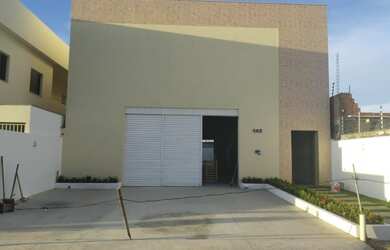 Imagem: O depósito possui 3 Vagas na garagem, 324m² de Área e está