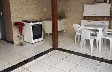 Imagem: A casa possui 3 Dormitórios, 1 Banheiro, 1 Vaga na garagem