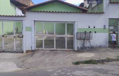 Imagem: A casa possui 2 Dormitórios, 1 Banheiro, 1 Vaga na garagem