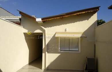 Imagem: A casa possui 2 Dormitórios, 2 Banheiros, 2 Vagas na garagem