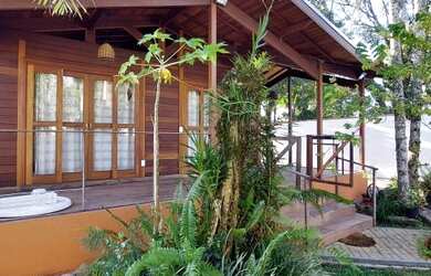 Imagem: A casa possui 3 Dormitórios, 2 Banheiros, 3 Vagas na garagem