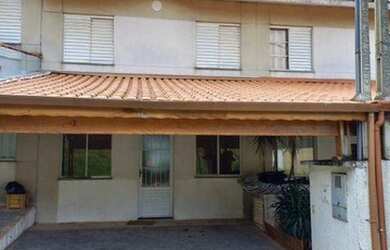 Imagem: A casa possui 3 Dormitórios, 1 Banheiro, 2 Vagas na garagem