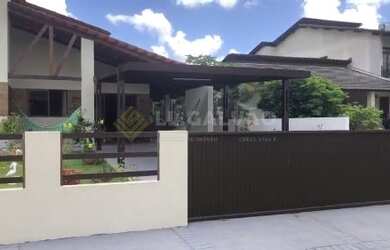 Imagem: A casa possui 3 Dormitórios, 3 Banheiros, 4 Vagas na garagem