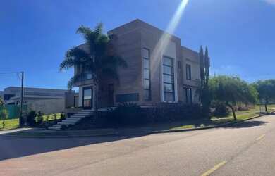 Imagem: A casa em condomínio possui 4 Dormitórios, 4 Banheiros, 3