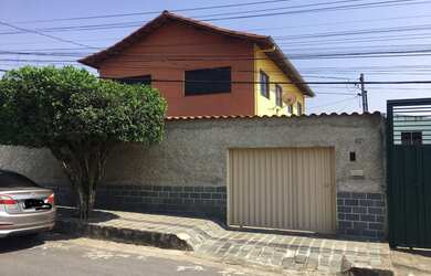 Imagem: A casa possui 3 Dormitórios, 3 Banheiros, 3 Vagas na garagem