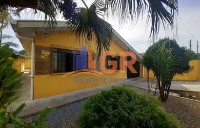 Imagem: A casa possui 3 Dormitórios, 2 Banheiros, 3 Vagas na garagem