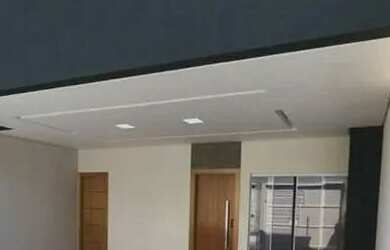 Imagem: A casa possui 3 Dormitórios, 2 Banheiros, 1 Vaga na garagem