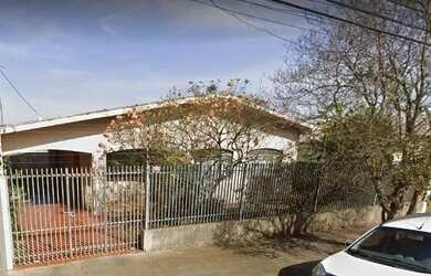 Imagem: A casa possui 3 Dormitórios, 2 Banheiros, 3 Vagas na garagem