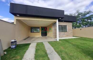 Imagem: A casa possui 3 Dormitórios, 2 Banheiros, 2 Vagas na garagem