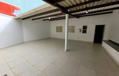 Imagem: A casa possui 3 Dormitórios, 2 Banheiros, 3 Vagas na garagem